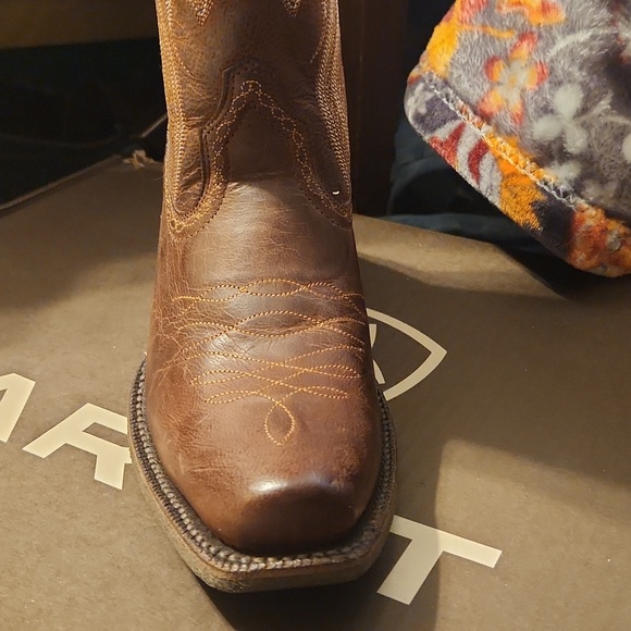 Ariat - Picture 3 of 5